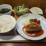 キッチン ブルー グローブ - 豚肩ロースポシェと鶏レバテリーヌのロッシーニ風　オレンジピールと赤ワインピネガーの和風ソース