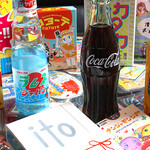 放課後駄菓子バー A-55 - ドリンクと背景にボードゲーム