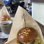 グラニーズバーガー - 店内は金曜なのに推し活の方達で満席