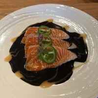 イトウ ダイニング バイ ノブ - スモークサーモンのカルパッチョ 黒胡麻のソース