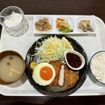 Kitchen Bull - ロースカツ定食¥1000