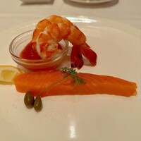 ロウリーズ・ザ・プライムリブ 恵比寿ガーデンプレイス店 - スモークサーモンとカクテルシュリンプ
