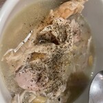 CLASSIC参鶏湯 - 小鉢に取って粗塩と黒胡椒で。