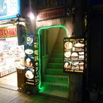 琉球珈琲館 - 国際通りにあるカフェ。　結構、目立ちます。