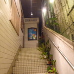 琉球珈琲館 - お店は、二階に上がったところにあります。
