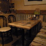 琉球珈琲館 - テーブル席の様子