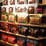 琉球珈琲館 - 豆の販売コーナーです