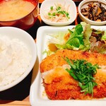 パルファン - とんかつのおろしがけ　ごぼうサラダ、ひじき