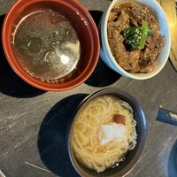 和牛焼肉 土古里 上野バンブーガーデン店 - 冷麺または、牛すじ丼とわかめスープから選べます。