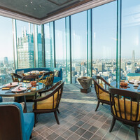 中国飯店 春秋 - 開放感のあるテラス風の空間