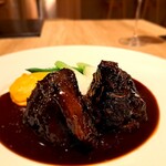 Les six - ⚫牛ほほ肉の赤ワイン煮込み 人参のピューレ添え