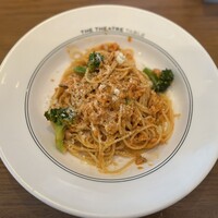 THE THEATRE TABLE - サーモンのクリームパスタ　　ブロッコリーが美味
