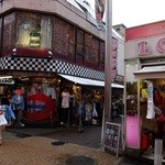 ラ・ブーレット - 竹下通りからこの路地に入ると看板が・・・