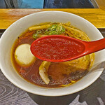 超純水採麺 天国屋 - まだ市場に出回っていない、神奈川県の新しい地鶏「相州地鶏」のスープに和歌山湯浅醤油の「魯山人醤油」の2024年版を7ヶ月冷蔵熟成させたものを使用した至高のスープ