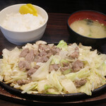 びっくり亭 - 焼肉(1枚900円)、ごはん小170g(150円)、玉ねぎとわかめの味噌汁