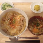 トーコーキッチン - ふわとろ親子丼 副菜二品、豚汁
