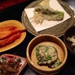 たらの芽と白魚の天ぷら、海鼠の卵巣を塩漬けにして干したもの、こごみ胡麻和え