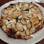 ピッツェリア ファッブリカ 1090 - フンギ(禅丸椎茸、燻製チーズ、モッツァレラチーズ、バジル）