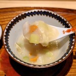 日本料理 柳燕 - 白味噌に鶏出汁。中に白菜、下仁田葱。その上に馬糞雲丹