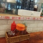 バインミー☆サンドイッチ - お水はセルフ、調味料はフォー用のものもあります