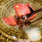 日本料理 柳燕 - 塩釜の鮪に芥子、シャリに新物の岩海苔を混ぜて一緒に