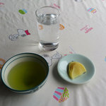 竜ヶ水そば - お茶・水・たくあんが最初に出てきます。テーブルクロスがスヌーピーというアンバランスが良い（笑）