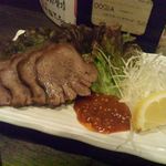 縁家 - 2014.5. サービスで頂いた茹でタン　韓国料理の煮豚チシャ菜巻きなイメージ