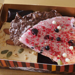 モンロワール - 料理写真:ラヴィアンショコラ160g(1242円) 左からアーモンド、ミックスナッツ、ベリーベリー