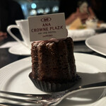 サッポロ ビュー - カヌレは中にベリーソース