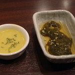 勝手串 花火 - お通し(550円)のもずく酢、カボチャのスープ