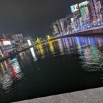 釜炊き飯の焼肉店 紅だるま - 水面にうつるネオンも美しい中洲界隈