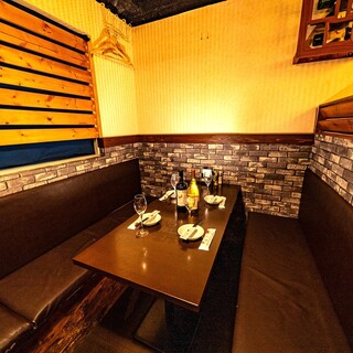 木の温もりとレンガ調デザインが魅力の半個室席
