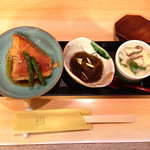 きっちん・うさぎ - 突出し「鯛の煮付け・もずく酢・茶碗蒸し」