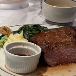 マロリーポークステーキ - 2024.11.15（金）ランチ
      凄く分厚いステーキ