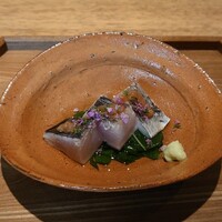 日本料理FUJI - 焼津小川港定置游がせ鰆に葱オイルと梅肉､モロヘイヤ 