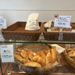 塩パン屋 パン・メゾン - 店内　塩パンのアップルパイ　塩メロンパン　塩パン