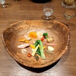 島キュイジーヌ あーすん - 「県産旬野菜」。器に使用されているのはガジュマルの樹の物だ。