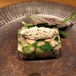 島キュイジーヌ あーすん - アグー豚の顔の肉、豚足等の様々な部位のゼリー寄せに、からし菜の種入りのクリームを。上にはハンダマの葉も。