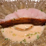 島キュイジーヌ あーすん - シークヮーサーのピールを加えた白ワインのソース。