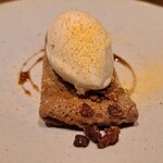 島キュイジーヌ あーすん - 「チンビン」とは、沖縄の子供たちが食べるクレープ状のおやつのような物。島バナナのアイスクリームにはやんばるみかんのピール、ソースは伊江島産のラム酒が。