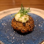 島キュイジーヌ あーすん - タームとはタロ芋の事。椎茸と合わせ、山羊のチーズと共に焼き上げた。