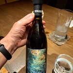 島キュイジーヌ あーすん - 一度、デキャンティングした物を再度ボトルに戻している。