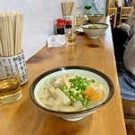 多田製麺所 - カウンターでいただきます。
