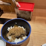 らーめん やまふじ - 出汁をとった後の昆布を佃煮に、煮干しをふりかけにしてます