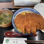 かつ丼 桜花 - はみ出る！