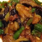Ryu U Mon - 地三鮮800円中国東北料理と言えばこの料理でしょ。茄子、ピーマン、ジャガイモを使った炒め料理。ご飯のおかずにぴったりでおかわりしたくなります。まだ試して無い方は1度食べて見てはいかがでしょう。