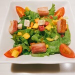 鉄板焼 曉 - ホエイ豚のベーコンと野菜のクルトンのサラダ