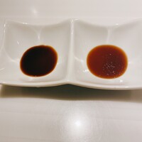 鉄板焼 曉 - 醤油ソース、玉ねぎソース