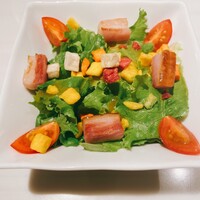 鉄板焼 曉 - ホエイ豚のベーコンと野菜のクルトンのサラダ