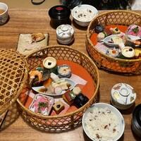韻松亭 - 手前が花籠膳-雪¥2300、奥が花籠膳-月¥2950